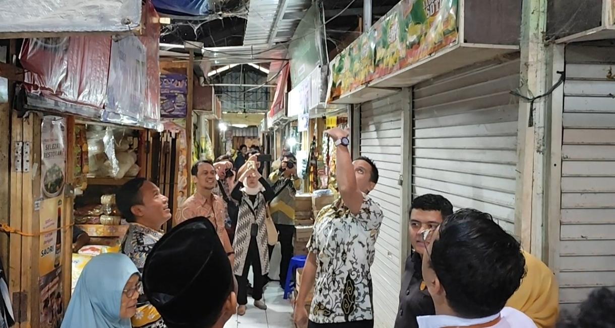 Video Lima Tahun Atap Pasar Boja Kendal Bocor Parah Saat Hujan, DPRD ...