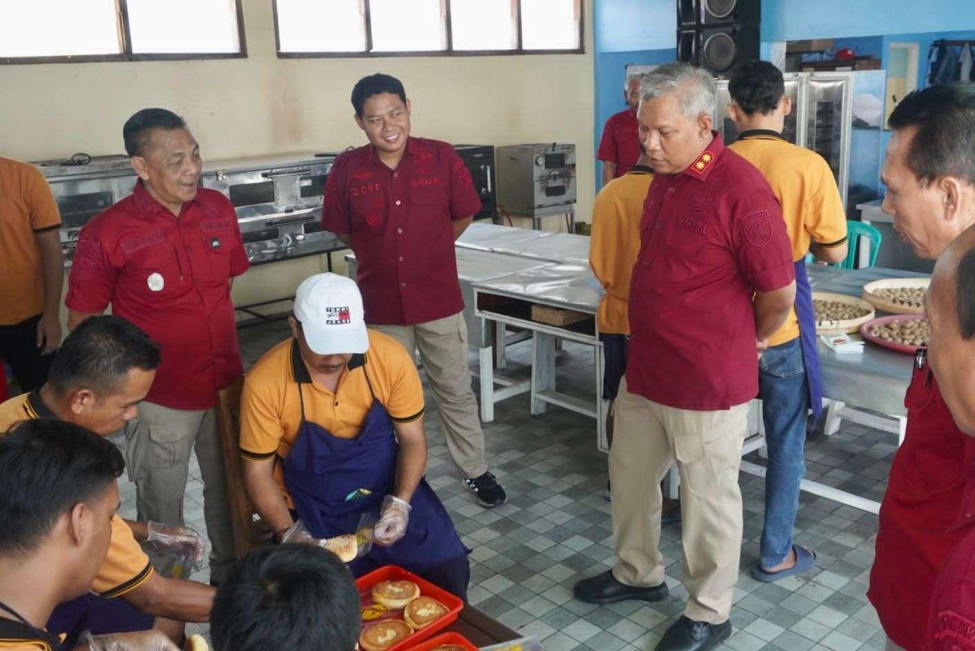 Kakanwil Puji Hasil Produksi Roti Di Lapas Kelas IIB Pati