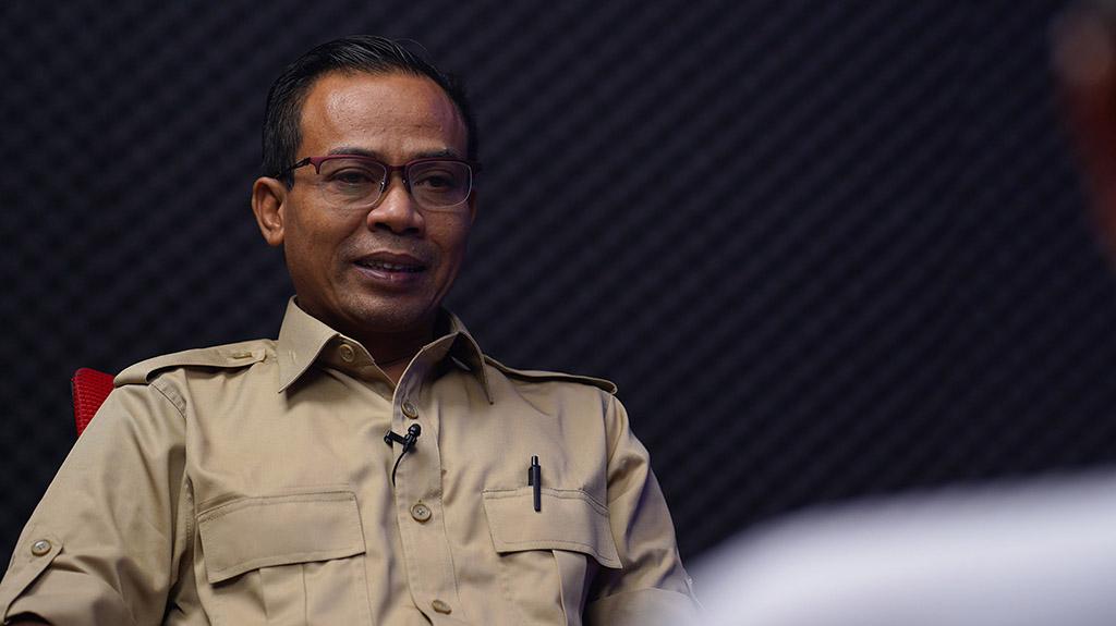 Yasbun, sosok penjahit yang menjadi langganan Menteri Pertahanan sekaligus Ketua Umum Gerindra Prabowo Subianto maupun Partai Gerindra saat berbincang dengan Direktur Pemberitaan Tribun Network Febby Mahendra Putra di Studio Tribun Network, Jakarta, Rabu (29/3/2023).