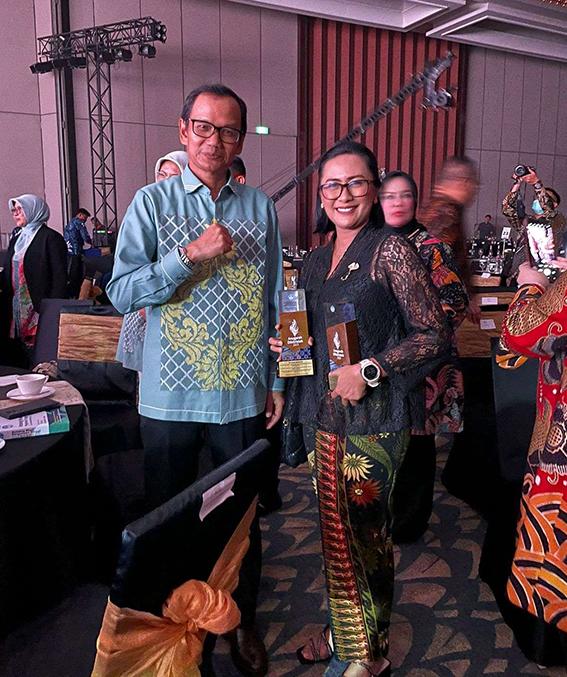 Rektor UKSW berfoto bersama dengan Direktur Jenderal Pendidikan Tinggi, Riset, dan Teknologi Prof Nizam dalam sambutannya di Sheraton Grand Jakarta Gandaria City Hotel, Jakarta Selatan, Rabu (13-12-2023).