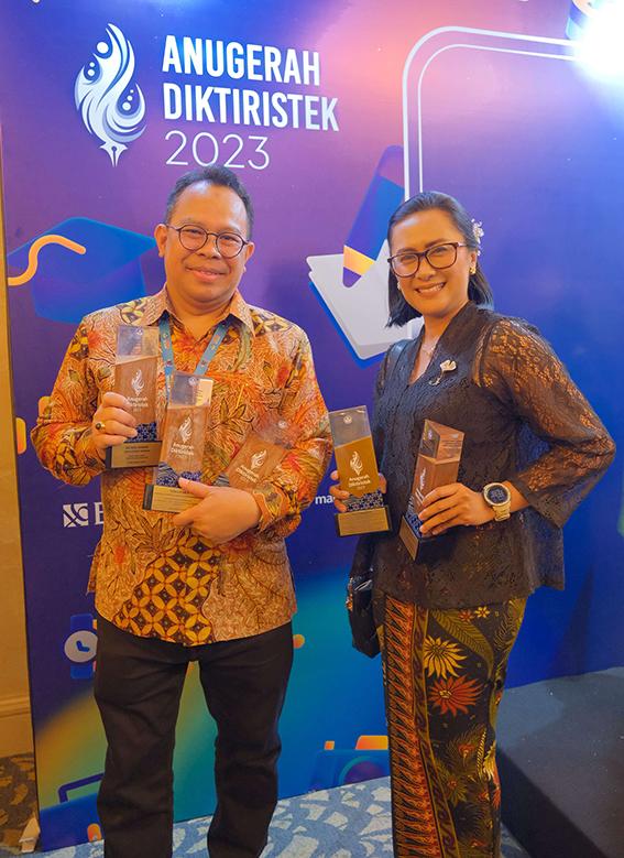 Rektor UKW berfoto bersama dengan Kepala LLDIKTI Wilayah VI seusai menerima dua penghargaan Anugerah Diktiristek 2023.