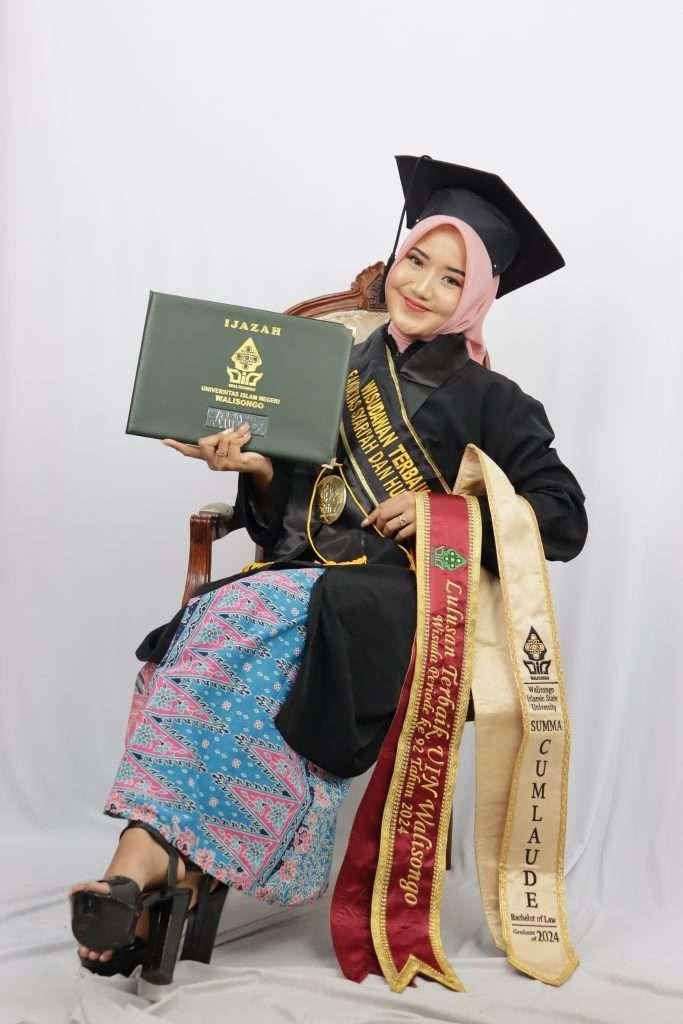 Rena Selvia, meraih predikat wisudawan terbaik dalam Wisuda Sarjana ke-92 UIN Walisongo Semarang.