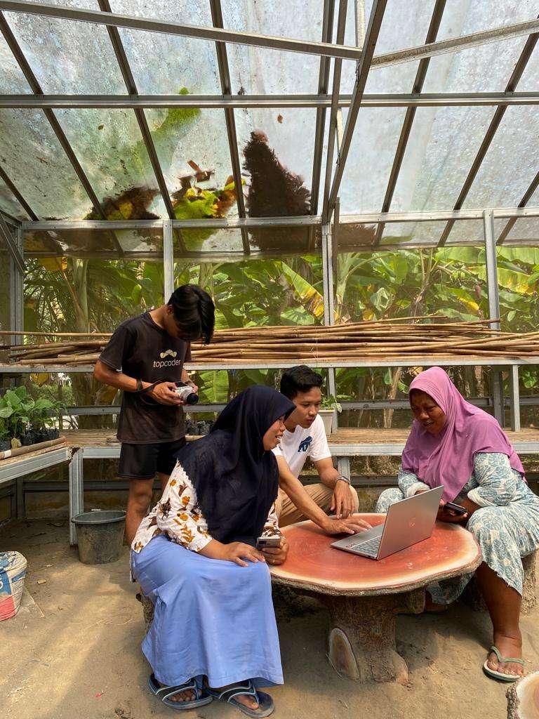 Sekelompok Dosen IT Telkom Purwokerto Gerakkan Perempuan Desa Wisata Adiluhur Menjadi Konten Kreator