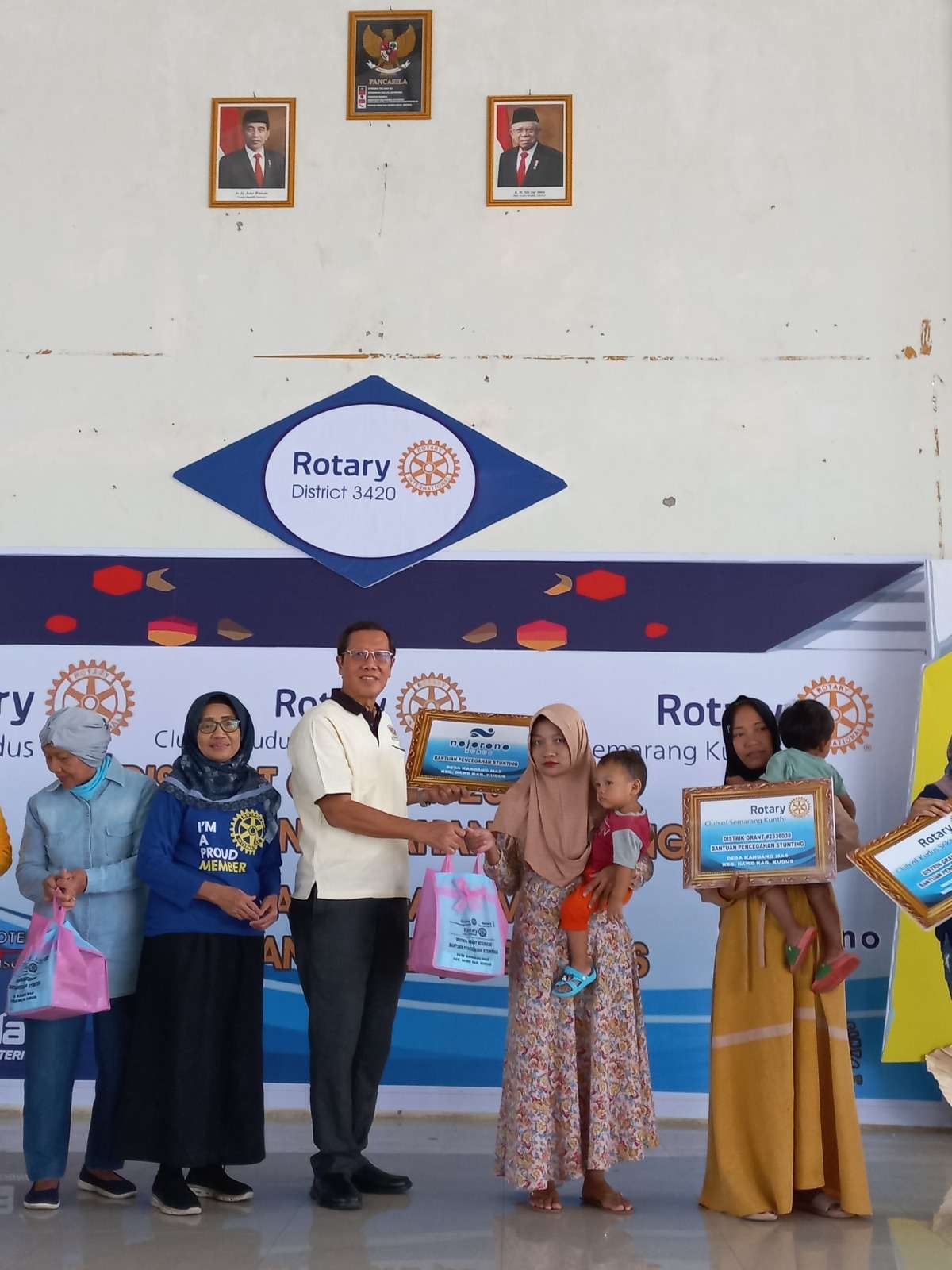 Bapak Stefanus JJ Batihalim sebagai Presiden Direktur PT Nojorono Tobacco International menyerahkan Bantuan Pencegahan Stunting di Desa Kandangmas, Kecamatan Dawe, Kudus pada Kamis, 14 September 2023