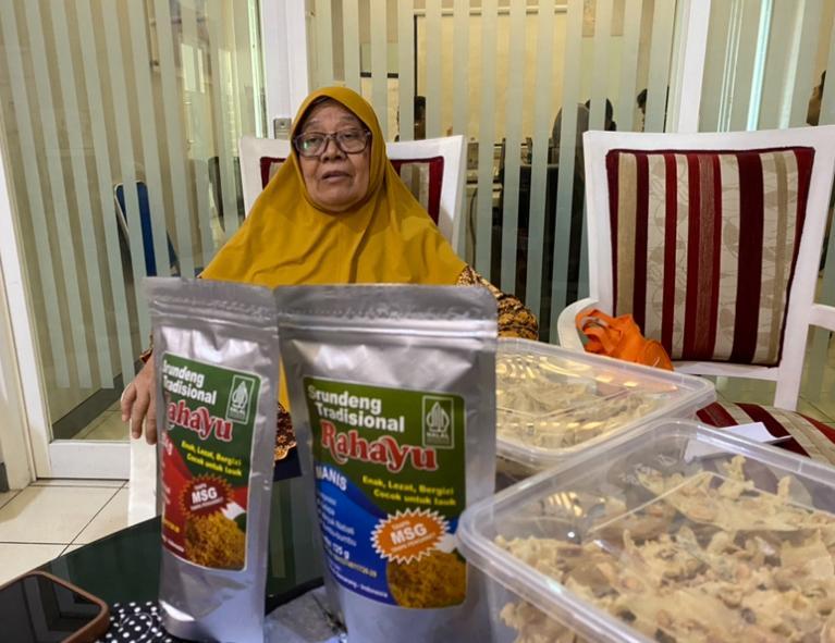 UMKM SERUNDENG : Produk serundeng dan peyek dari Rahayu Rustini