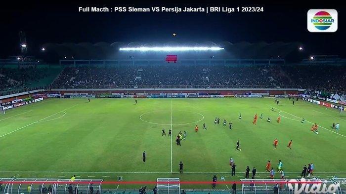 Aksi suporter PSS Sleman yang melakukan protes masuk ke dalam lapangan setelah laga PSS Sleman vs Persija Jakarta di Stadion Maguwoharjo, Jumat (5/8/2023).