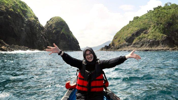 Bupati Banyuwangi Ipuk Fiestiandani saat menuju ke Pulau Bedil.