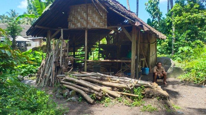 Jumadi (71)warga Desa Jugosari, Kecamatan  Candipuro, Kabupaten Lumajang, tinggal di sebuah bangunan tak layak yang berada di pekarangan kebun kelapa.