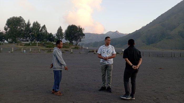 Anggota Unit Tipidter Satreskrim Polres Probolinggo saat cek lokasi foto 3 WNA asal Belanda pamer pantat di Gunung Bromo. 