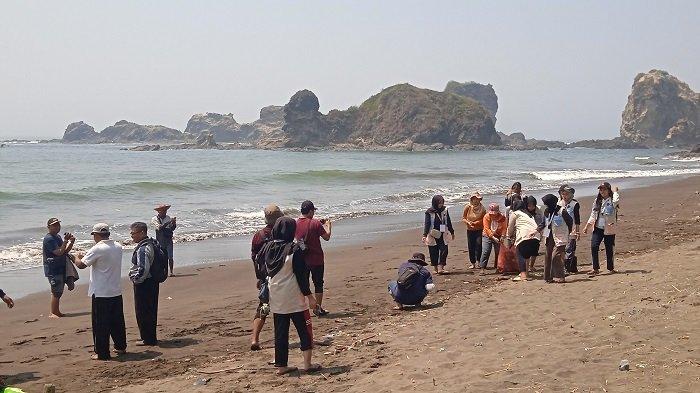 Pantai Klakah di Desa Sumberejo, Kecamatan Ambulu, Jember, Jawa Timur.