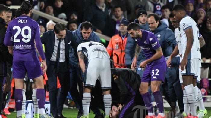 Gelandang Fiorentina asal Italia #04 Edoardo Bove (bawah, tengah) dirawat setelah tiba-tiba terjatuh ke tanah selama pertandingan sepak bola Serie A antara Fiorentina dan Inter Milan di stadion Artemio Franchi di Florence pada 1 Desember 2024. (Photo by TIZIANA FABI / AFP)
