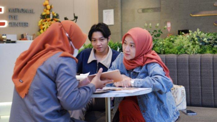 Okie Agustina saat melakukan edukasi oleh Nakes terkait  
LASIK di NEC Surabaya, didampingi Kiesha Alvaro