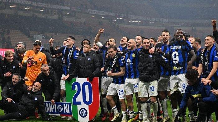 Para pemain Inter Milan merayakan gelar Liga Italia usai mengalahkan AC Milan di San Siro