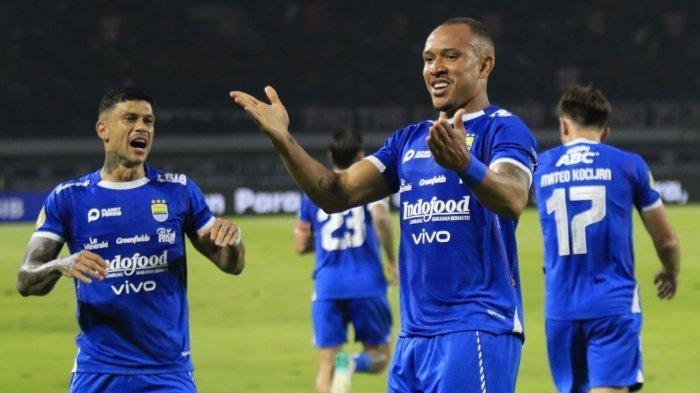 GUSTAVO FRANCA SELEBRASI - Pemain Persib Bandung, Gustavo de Franca melakukan selebrasi setelah berhasil mencetak gol ke gawang PSS Sleman pada pertandingan lanjutan Liga 1 2024-2025, di Stadion Gelora Bandung Lautan Api (GBLA), Gedebage, Kota Bandung, Jawa Barat, Sabtu (26/4/2025).