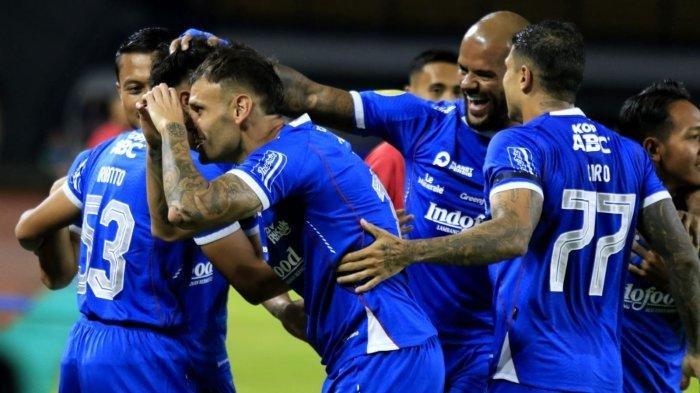 SELEBRASI - Pemain Persib Bandung, Tyronne del Pino merayakan gol ke gawang Malut United bersama rekan-rekannya, namun gol tersebut dianulir wasit, pada lanjutan Liga 1 2024-2025 di Stadion Gelora Bandung Lautan Api (GBLA), Kota Bandung, Jawa Barat, Jumat (13/12/2024).