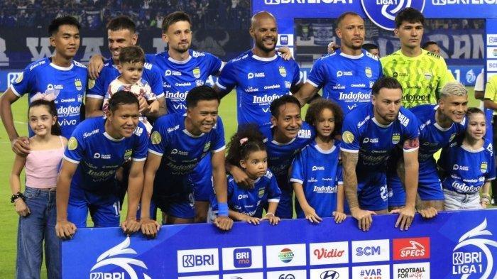 SKUAD PERSIB BANDUNG - Pemain Persib Bandung berfoto bersama sebelum pertandingan menghadapi Dewa United pada lanjutan Liga 1 2024-2025 di Stadion Gelora Bandung Lautan Api (GBLA), Kota Bandung, Jawa Barat, Jumat (17/1/2025). (Tribun Jabar/Gani Kurniawan)