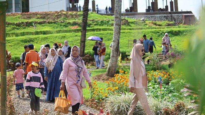 Pengunjung memadati Sepekan di Agrowisata Tamansuruh Banyuwangi.