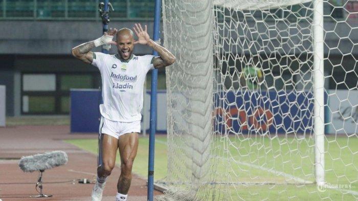 Pesepak bola Persib Bandung David Da Silva merayakan gol yang dicetak ke gawang Bhayangkara Presisi Indonesia FC pada lanjutan Liga 1 di Stadion Patriot Chandra Bhaga, Bekasi, Jawa Barat, Sabtu (23/9/2023). Pada babak pertama Persib Bandung menahan seri Bhayangkara Presisi Indonesia FC dengan skor 1-1.