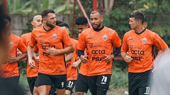 Potret tiga pemain asing Persija saat mengikuti latihan, dari kiri Marko Simic, Gustavo Almeida dan Ondrej Kudela.