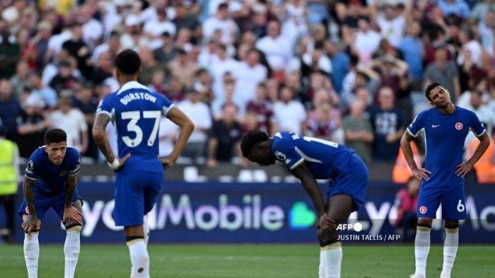 Reaksi para pemain Chelsea pada akhir pertandingan sepak bola Liga Inggris antara West Ham United dan Chelsea di Stadion London, di London pada 20 Agustus 2023. Chelsea takluk 3-1 di tangan West Ham yang bermain dengan 10 pemain di 30 menit terakhir. JUSTIN TALLIS / AFP
