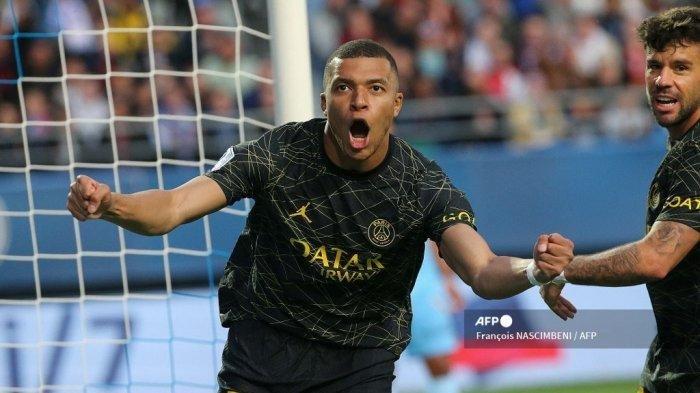 Penyerang Paris Saint-Germain Kylian Mbappe (Tengah) merayakan setelah ia mencetak gol ke gawang Troyes. Hasil Liga Prancis diwarnai kemenangan PSG atas tuan rumah Troyes dengan skor 1-3, Mbappe juga sukses menyamai 24 gol Lacazette.