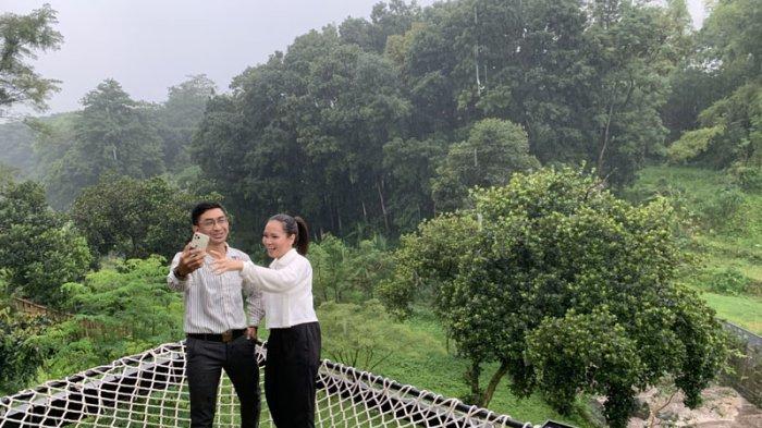 Pengunjung berswafoto di Teras Bodo, dataran tinggi Prigen, Pasuruan, Jawa Timur.