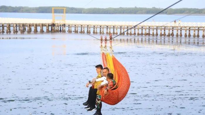 Pj Bupati Probolinggo, Kapolres dan Dandim 0820 saat mencoba wahana baru keranjang sultan di wisata 'The Bentar Beach' atau sebelumnya dikenal Pantai Bentar. 