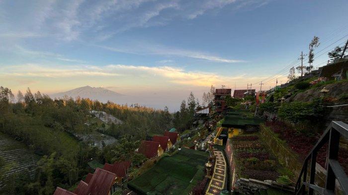 Suasana cottage, glamping dan villa di kawasan lereng Gunung Bromo tepatnya di The Nature Bromo Pasuruan, Minggu (27/4/2025). Pengunjung bisa menikmati suasana adem sekaligus Keindahan pegunungan Bromo di tempat ini.