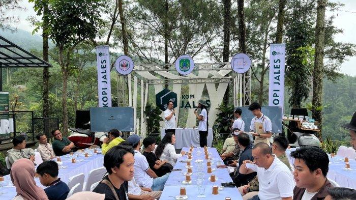 KOPI JALES - Toko Kopi Jaya Lestari, salah satu kopi lokal di kawasan Prigen, Pasuruan, secara resmi meluncurkan produk terbaru yaitu kopi kemasan “KOPI JALES” Jaya Lestari dengan tiga varian yakni Coldbrew, Palm Sugar Latte, Cinnamon Latte.
