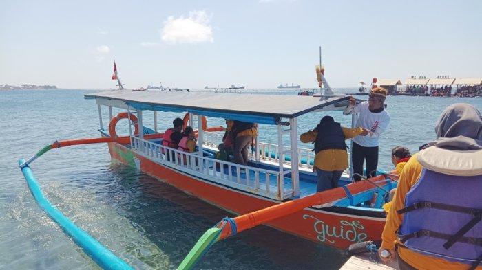 Wisatawan bersiap menuju Rumah Apung dan Pulau Tabuhan dari Bangsring Under Water Banyuwangi