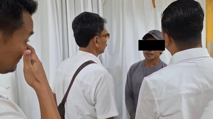 DATANGI LOKASI: Anggota Satreskrim Polres Ngawi, mendatangi IGD RSUD Dr Soeroto Ngawi tempat dirawatnya seorang bayi berusia 13 bulan meninggal dunia diduga meminum oli bekas, Rabu siang (2/7/2025). Petugas langsung meminta keterangan dari para saksi