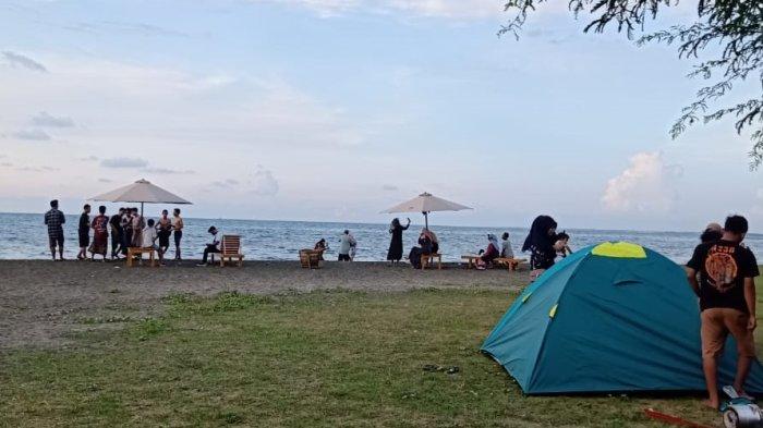 Pengunjung saat menikmati paralayang di wisata Beach Forest, Desa Klatakan, Kecamatan Kendit, Situbondo.