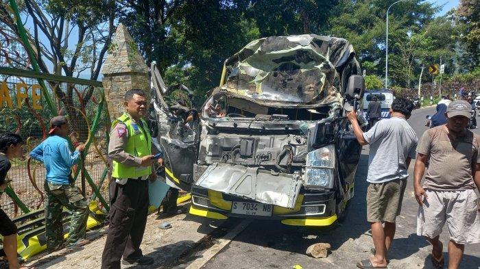 BREAKING NEWS Elf Rombongan Wisatawan Asal Surabaya Hantam Pemotor di Jalur Bromo Probolinggo - tribunjatim-timur.com