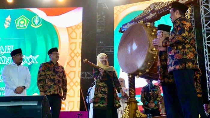Gubernur Jatim Khofifah Indar Parawansa menabuh beduq, tanda dibukanya MTQ XXX Provinsi Jatim