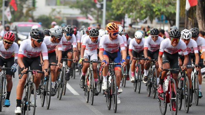 Pembalap sepeda melaju di lintasan balap Tour of Kemala 2023 Banyuwangi pada hari pertama, Sabtu (7/10/2023)