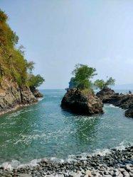 Pantai Kuyon Trenggalek dengan bebatuan bulatnya