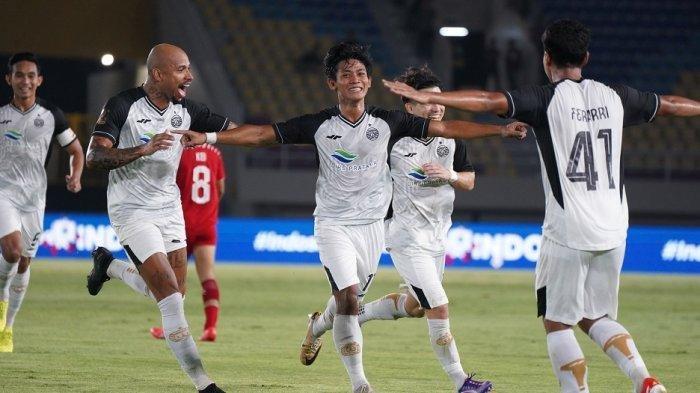 selebrasi bek kiri Persija Jakarta, Firza Andika dan rekan setimnya di Piala Presiden 2024