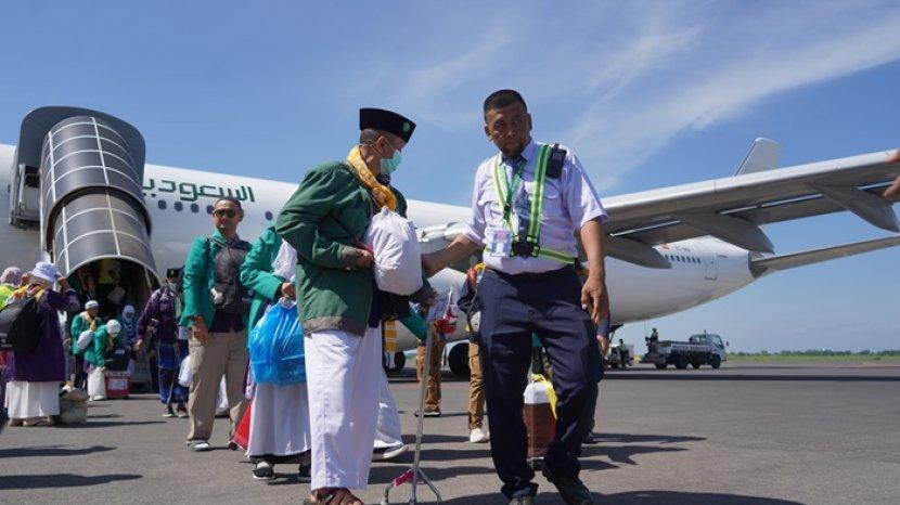 1-Jemaah-haji-Debarkasi-Surabaya-saat-tiba-di-Bandara-Juanda-Surabaya.jpg