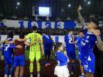 Bobotoh-dan-pemain-Persib-Bandung-merayakan-kemenangan-atas-Bali-United.jpg