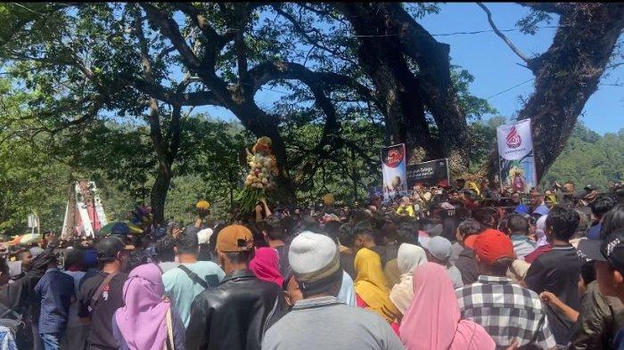 1 Suro, Tumpeng Agung Dilarung di Telaga Ngebel Ponorogo, Rabu (19/7/2023).