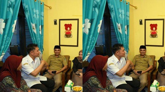 PERJUANGAN GURU HONORER - Agus Hermanto (36), guru honorer di SMP 3 Satu Atap Wongsorejo, Dusun Pringgondani, Desa Watukebo, Kecamatan Wongsorejo menceritakan perjuangannya mengentaskan anak putus sekolah di Pelosok Banyuwangi saat dikunjungi Bupati Banyuwangi Ipuk Fiestiandani, Senin (5/5/2025).