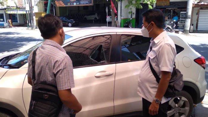 aksi pecah kaca mobil di depan ruko kediri