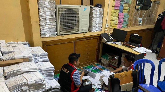 SITA 2 BOX CONTAINER - Petugas Kejari Ponorogo membawa 2 box container berisi barang bukti  disita dari kantor Dispendukcapil, Jalan Alun-alun utara, Kelurahan Mangkujayan, Kecamatan/Kabupaten Ponorogo, Jatim, Selasa (27/5/2025) malam. Penggeledahan ini berkaitan dengan laporan kredit fiktif di salah satu unit bank berplat merah