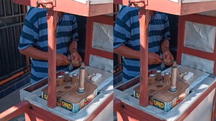 PENJUAL KUE PUTU - Penjual kue putu bernama Alex saat ditemui di daerah Banjarsari Solo, Rabu 16 Juli 2025. Alex sudah berjualan kue putu sejak 20 tahun lalu.