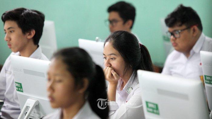 Sejumlah peserta menjawab soal Bahasa Indonesia yang tertera pada komputer saat pelaksanaan Ujian Nasional Berbasis Komputer (UNBK) 2018 hari pertama di SMP Negeri 2, Jalan Sumatera, Kota Bandung, Senin (23/4/2018). Pelaksanaan UNBK tingkat SMP di Kota Bandung serentak diselenggarakan di 245 sekolah yang diikuti sebanyak 37.186 peserta. Ujian akan berlangsung hingga Kamis (26/4/2018), dengan mata pelajaran yang diujikan yaitu Bahasa Indonesia, Matematika, Bahasa Inggris, dan IPA.
