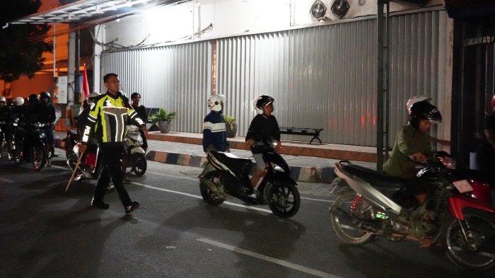 33 biker terjaring razia balap liar di Ponorogo, Jumat (30/8/2024) malam sampai Sabtu (31/8/2024) dini hari. Mereka yang terjaring disanksi nuntun motor ke Mapolres Ponorogo