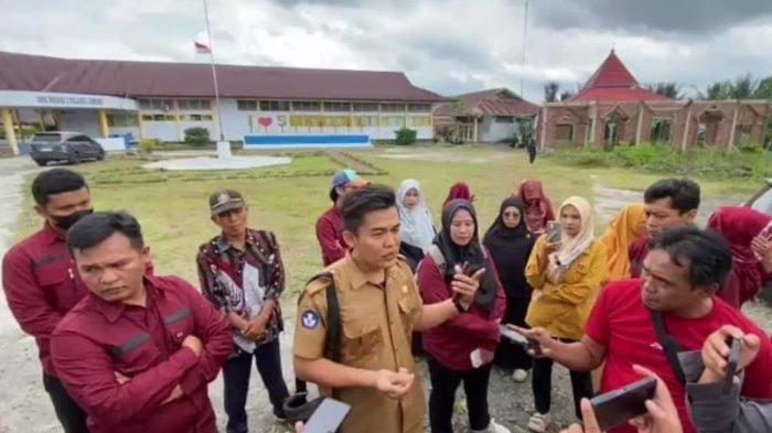 KEPSEK VS GURU - Sejumlah guru di SMKN 2 Rejang Lebong menandatangi petisi agar kepala sekolahnya mundur atau diganti. Gubernur Bengkulu Helmi Hasan resmi mencopot Kepala SMKN 2 Rejang Lebong, Agustinus Dani DS, usai polemik panjang dan ikut terlibat.