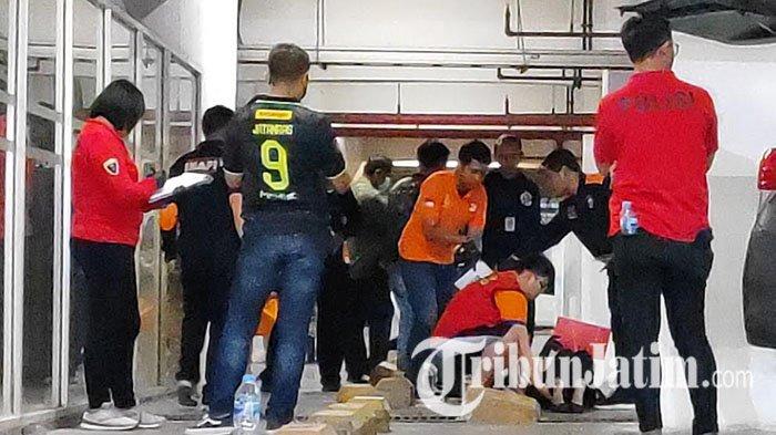 41 adegan diperagakan oleh anak anggota DPR RI, Gregorius Ronald Tannur (31) alias GRT, tersangka kasus dugaan penganiayaan terhadap pacarnya, Dini Sera Afrianti (29) wanita asal Sukabumi, di Blackhole KTV, Dukuh Pakis, Surabaya, Selasa (10/10/2023). 