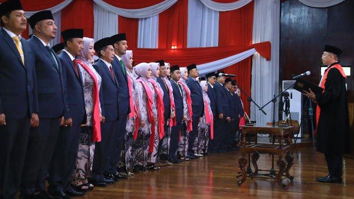 Sebanyak 50 anggota DPRD Kabupaten Probolinggo Periode 2024-2029 dilantik pada Jum'at (30/8/2024).