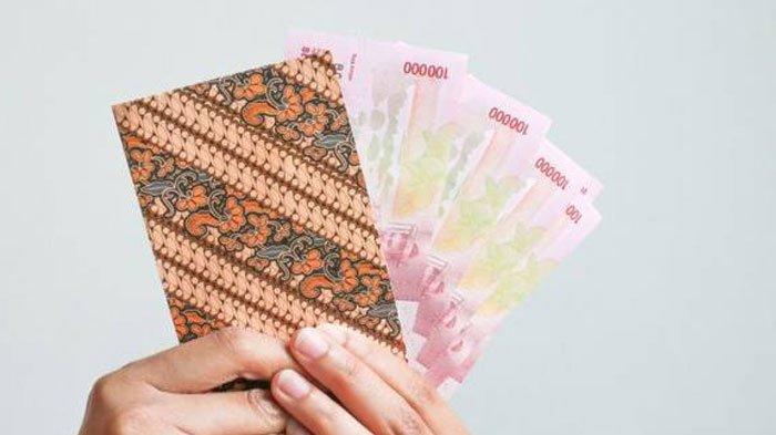 BANTUAN SOSIAL - Ilustrasi uang pecahan Rp100 ribu dalam amplop. Pemerintah kembali menyalurkan sejumlah bantuan sosial di 2025. Setidaknya ada 6 bansos bakal cair Februari 2025, Minggu (2/2/2025).